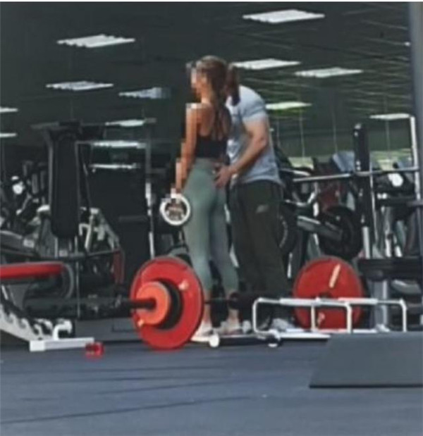 新加坡健身私教與女客戶接觸不當(dāng)被炒，辯解：是讓她感受肌肉發(fā)力