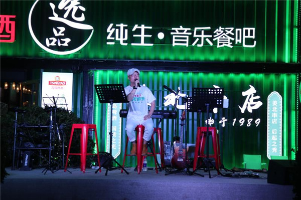  將復(fù)古女郎“請(qǐng)”到啤酒節(jié)，用年輕人的語言講述百年青啤的“新故事”