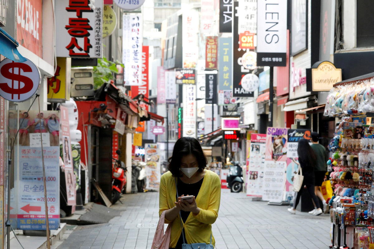 “玩手機(jī)”不是play the phone？一個(gè)介詞搞定！
