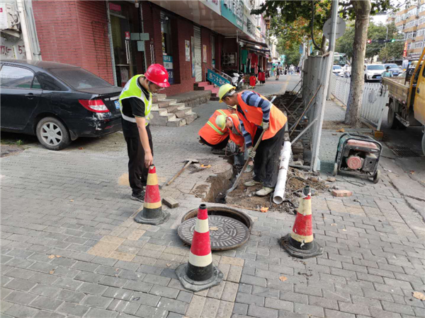 市北區(qū)城管局市政二公司不等不靠、主動作為高效完成排水管線搶修