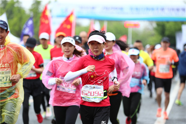 “最美賽道”迎來(lái)2021中國(guó)·青島白沙河全程馬拉松接力賽