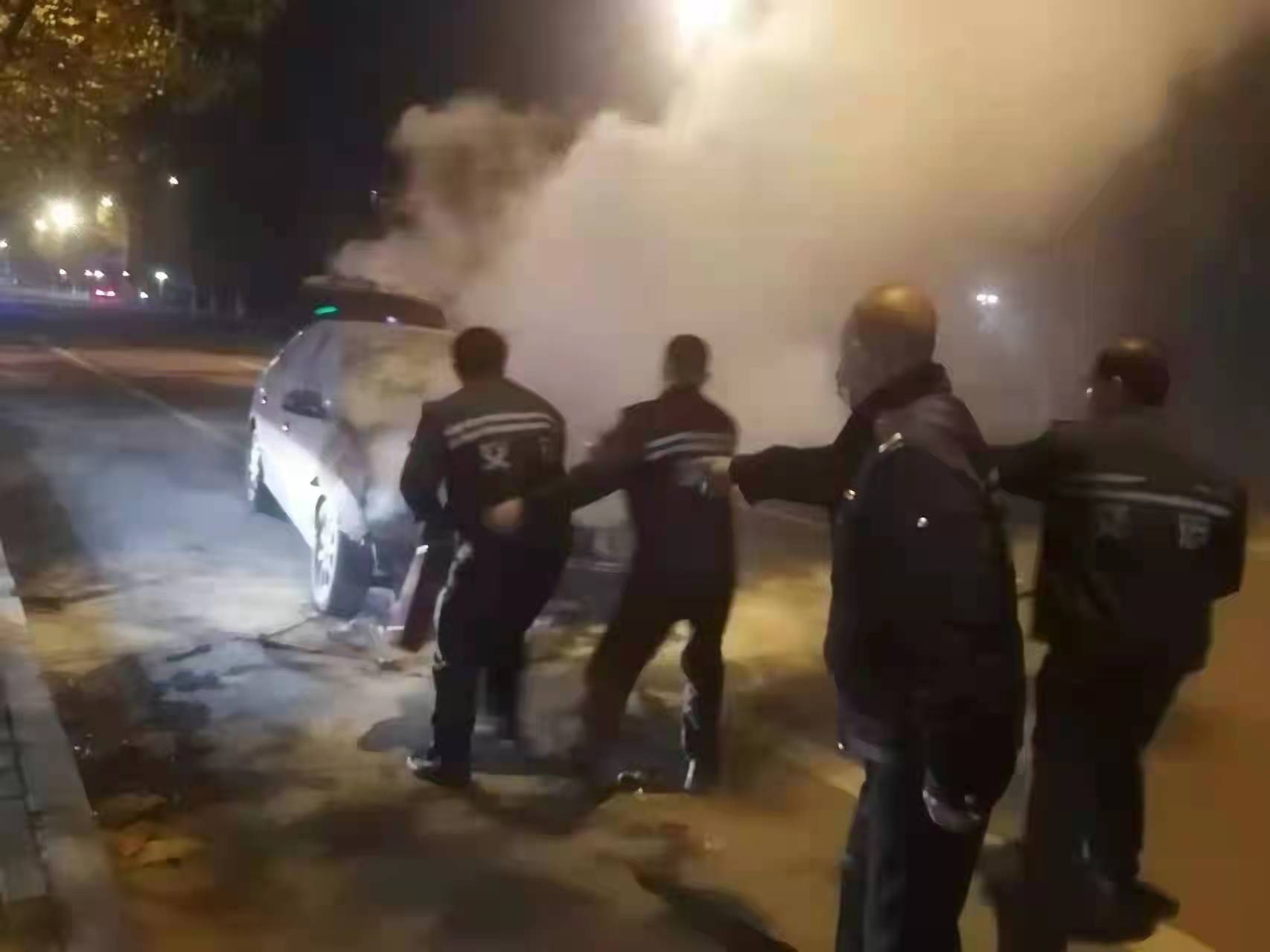 路遇轎車自燃險情，交運好人接力救火感人