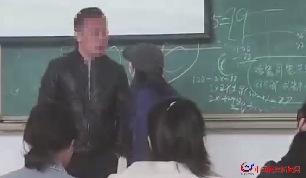 網(wǎng)傳山東一高校輔導(dǎo)員在教室內(nèi)毆打女生，校方：正在核查中