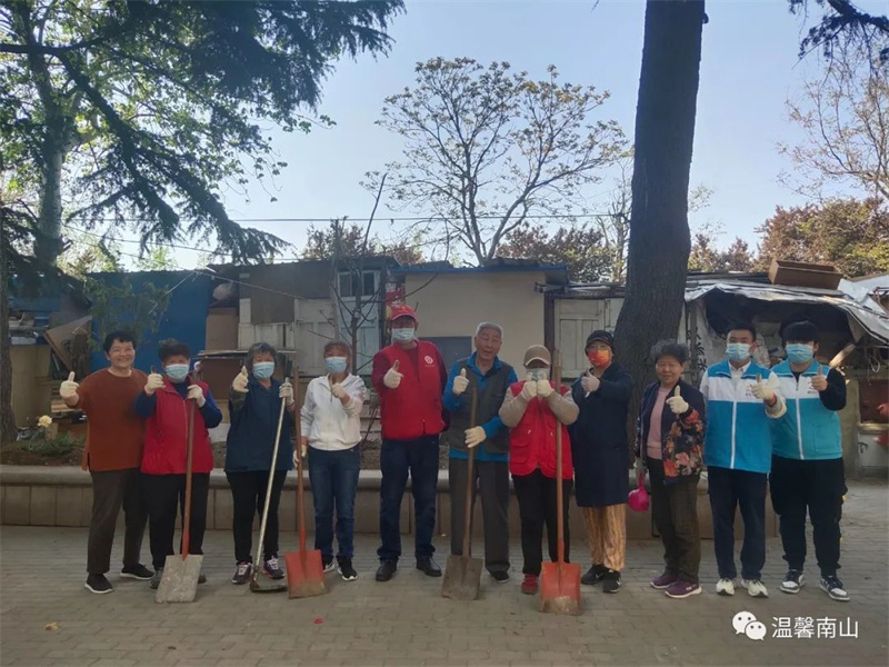 「民意大摸排」李滄區(qū)南山社區(qū)打造“睦鄰花園”，讓40年老樓院鮮花“爭艷”