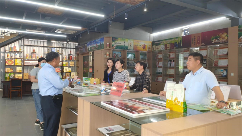 助力鄉(xiāng)村振興 媒體攜手國石農(nóng)品直播團(tuán)考察牛蒡之鄉(xiāng)