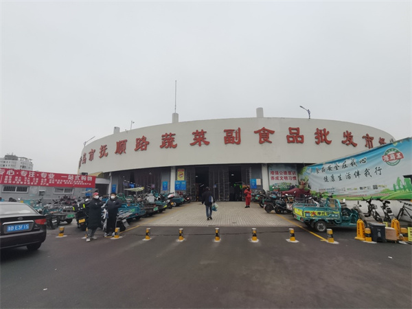 “食安市北”青島市北區(qū)市場監(jiān)督管理局走進(jìn)撫順路市場開展春節(jié)前食品安全專項(xiàng)檢查