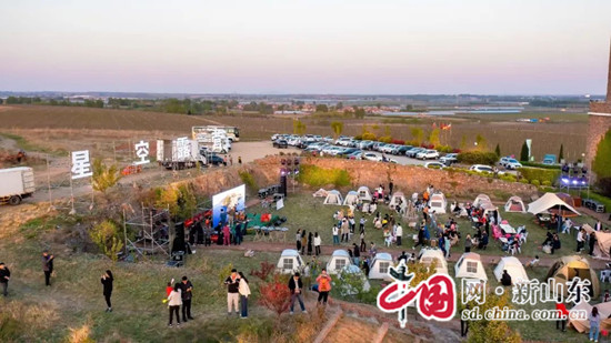 五一假期期間，重點(diǎn)景區(qū)游客如織，各大商圈人頭攢動，商場超市顧客盈門……萊西處處涌動旅游熱情，城市“煙火氣”加速升騰，一派欣欣向榮的景象撲面而來。  　　青島萊西市持續(xù)開展各類活