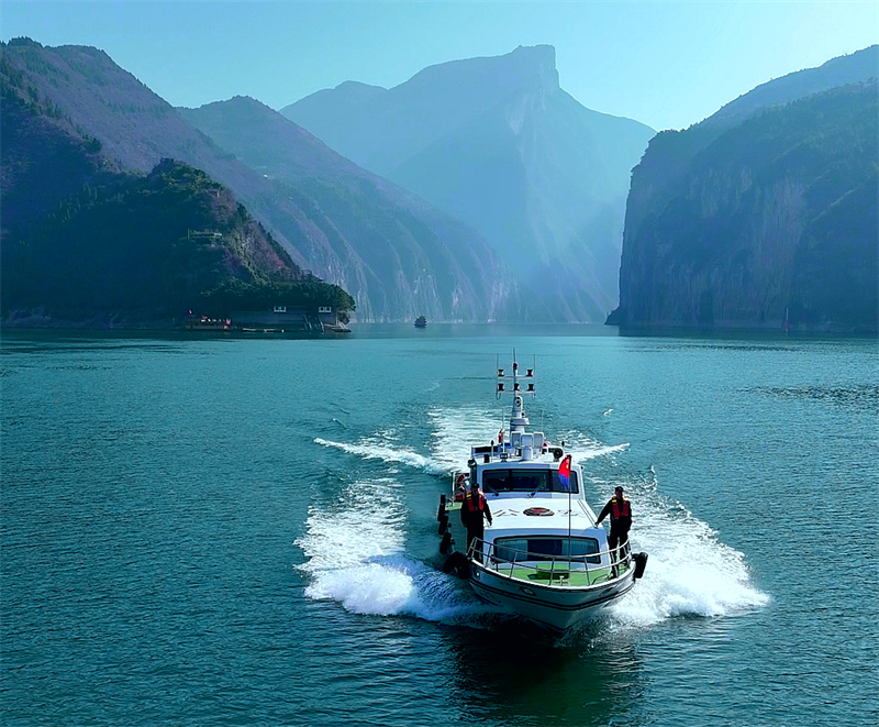 十年堅(jiān)守護(hù)江安瀾 一江碧水映照初心 ——長江航運(yùn)公安局踐行“共抓大保護(hù)，不搞大開發(fā)”重要指示精神十周年工作回顧