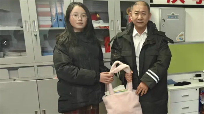 青島城運膠州交通發(fā)展集團：拾金不昧暖人心 公交溫情顯擔當