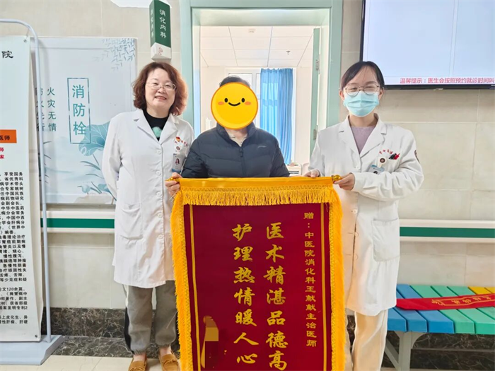 膠州市中醫(yī)醫(yī)院：冬韻藏溫情，錦旗映初心！跨越時光的暖心守護(hù)，見證醫(yī)患情深