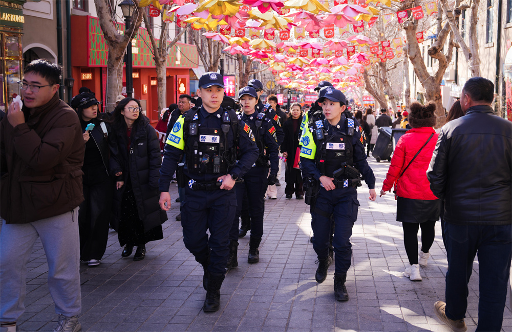 青島市北公安“新春走基層”護(hù)航民俗盛宴